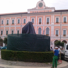 La statua di San Giorgio in piazza Municipio